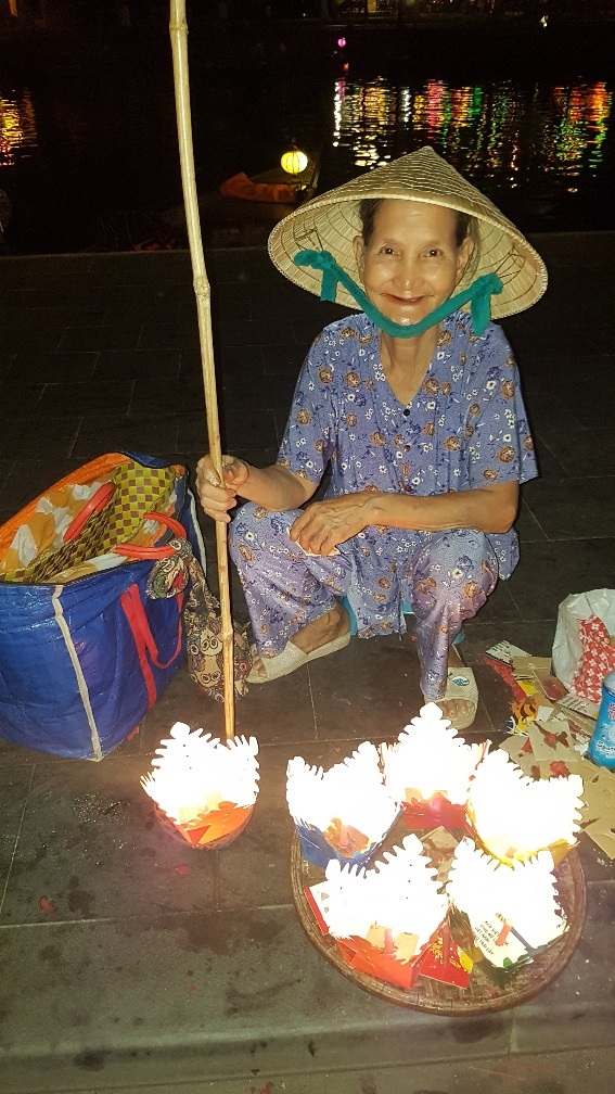 Hoiu An Lantern lady.jpg